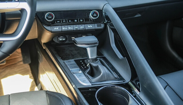 Hyundai-Elantra-2024-trung-tam-dieu-khien