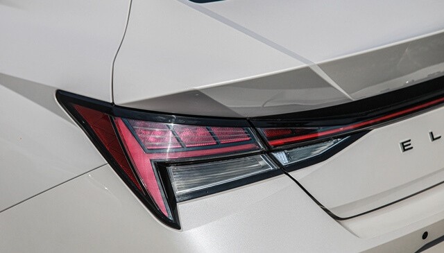 Hyundai-Elantra-the-he-moi-den-hau