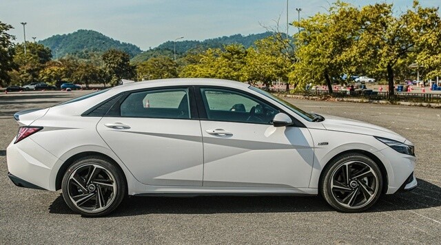 Hyundai-Elantra-the-he-moi-than-xe