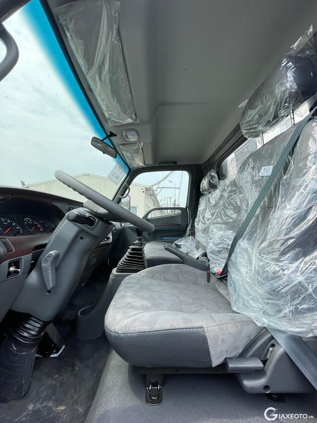 Hyundai-Mighty-110XL-khong-gian-khoang-lai