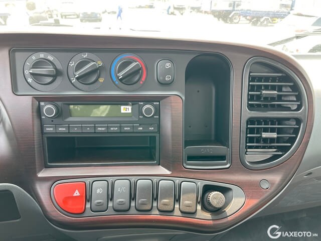 Hyundai-Mighty-110XL-khu-vuc-dieu-khien-trung-tam