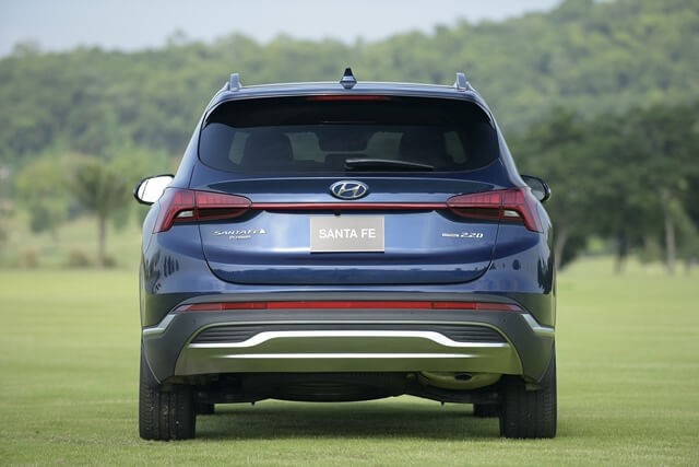 Hyundai-Santafe-2021-duoi-xe