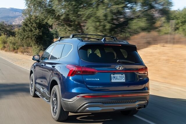 Hyundai-Santafe-XRT-2022-duoi-xe