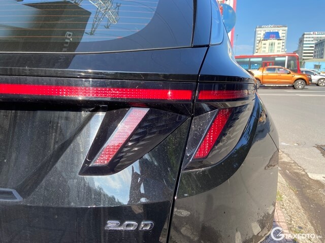 Hyundai-Tucson-2022-den-hau