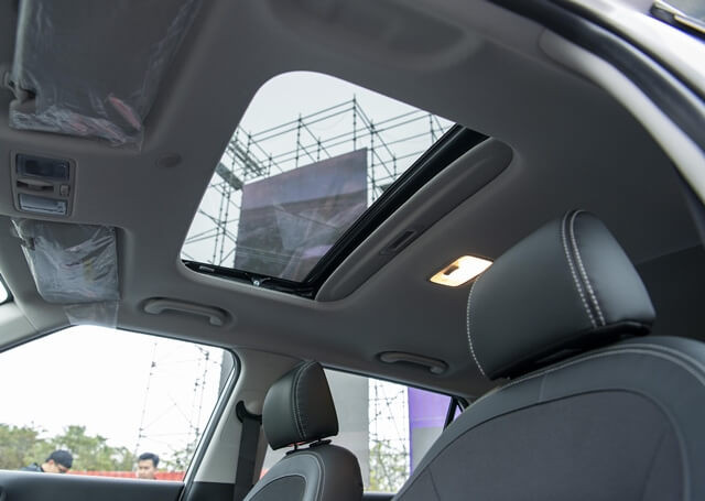 Hyundai-Venue-cua-so-troi-toan-canh