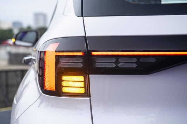 Hyundai-Venue-den-hau