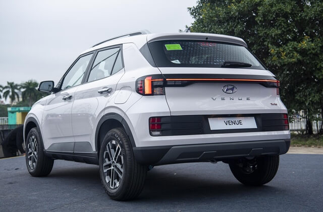 Hyundai-Venue-hong-xe