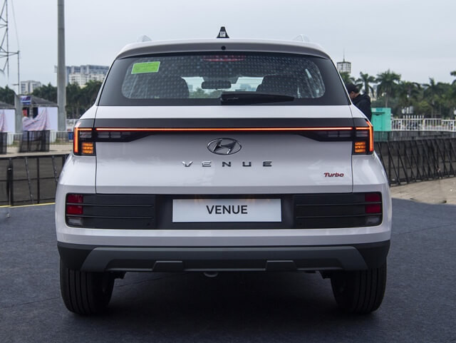Hyundai-Venue-phan-duoi-xe