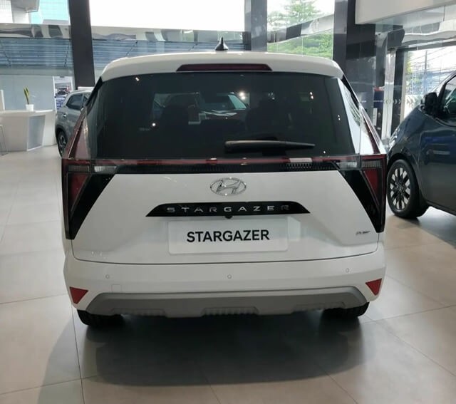 Hyundai-stargazer-duoi-xe