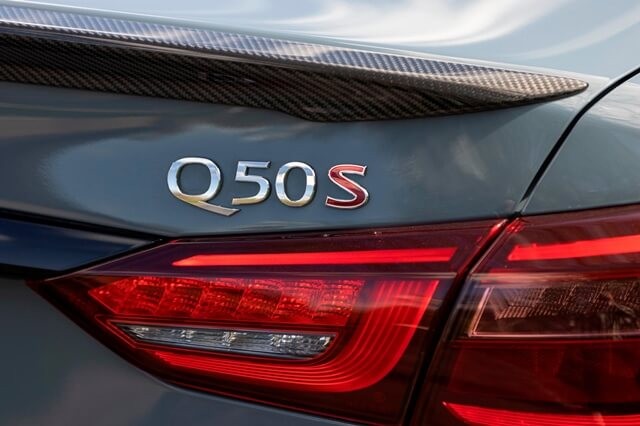 Infiniti-Q50-2022-den-hau