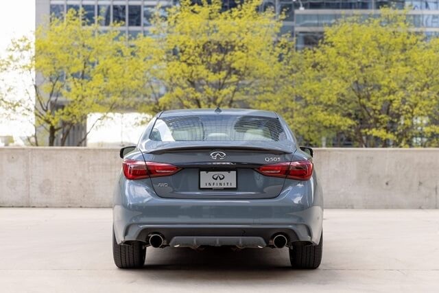 Infiniti-Q50-2022-duoi-xe