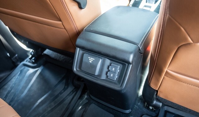 Isuzu-Mu-X-2023-cong-sac-USB