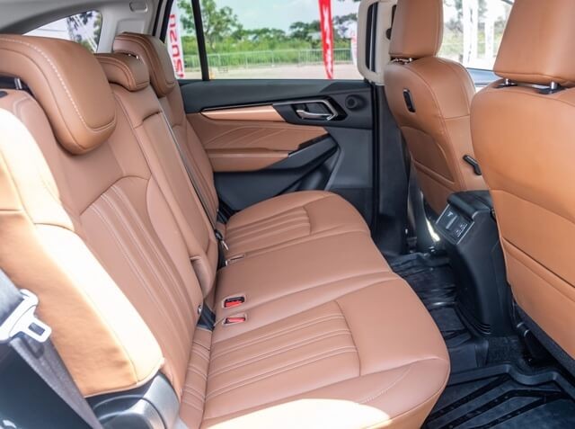 Isuzu-Mu-X-2023-hang-ghe-thu-hai