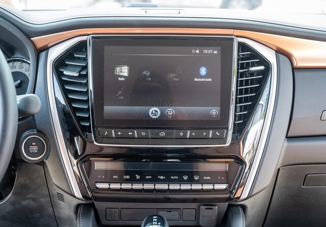 Isuzu-Mu-X-2023-man-hinh-giai-tri