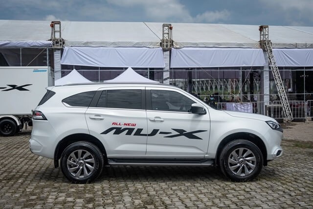 Isuzu-Mu-X-2023-than-xe