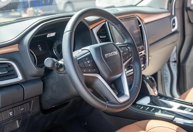 Isuzu-Mu-X-2023-vo-lang