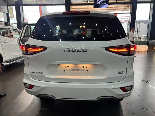 Isuzu-Mu-X-duoi-xe