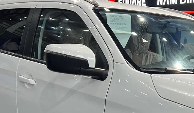 Isuzu-Mu-X-guong-chieu-hau