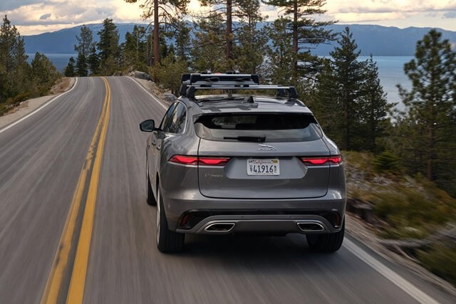 Jaguar-F-Pace-phan-duoi-xe