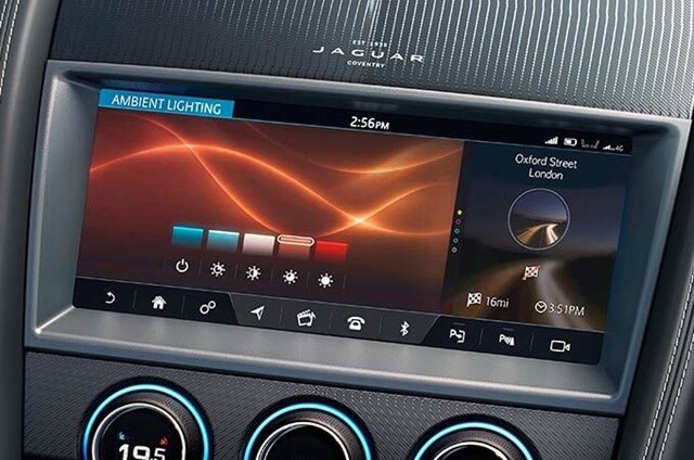 Jaguar-F-Type-man-hinh-thong-tin-giai-tri