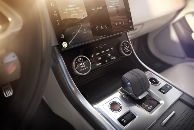 Jaguar-XF-2021-can-chuyen-so