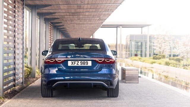 Jaguar-XF-2021-duoi-xe