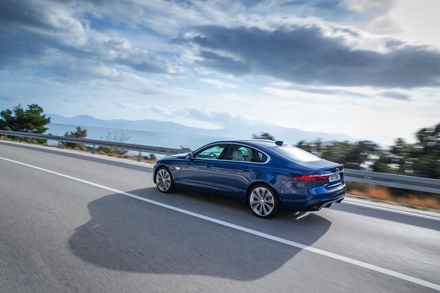 Jaguar-XF-2021-hong-xe