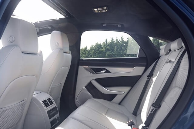 Jaguar-XF-2021-khoang-hanh-khach