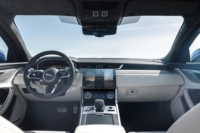 Jaguar-XF-2021-khoang-lai