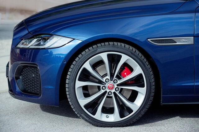 Jaguar-XF-2021-la-zang