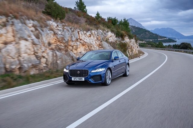 Jaguar-XF-2021-van-hanh