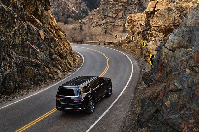 "Jeep-Grand-Wagoneer-goai-that-takes-on-the-road"