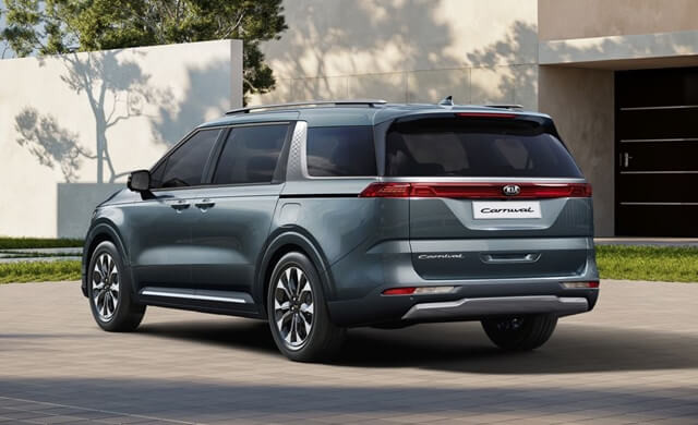 Kia-Carnival-2024-hong-va-duoi-xe