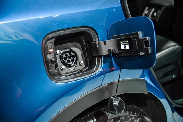 Kia-Sorento-Hybrid-cong-sac-pin