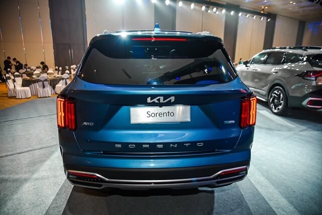 Kia-Sorento-Hybrid-duoi-xe