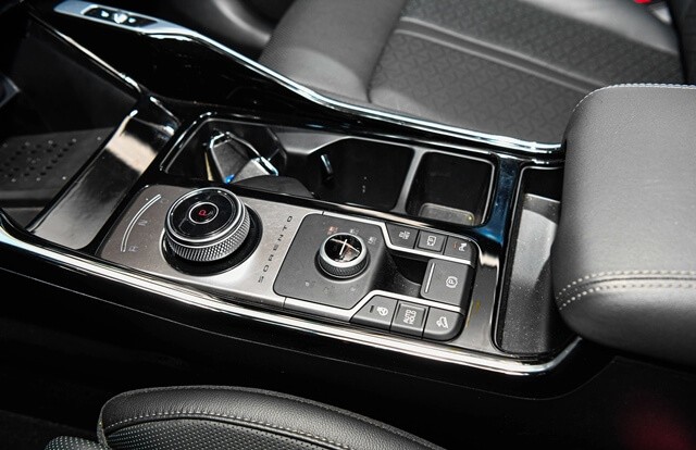Kia-Sorento-Hybrid-trung-tam-dieu-khien