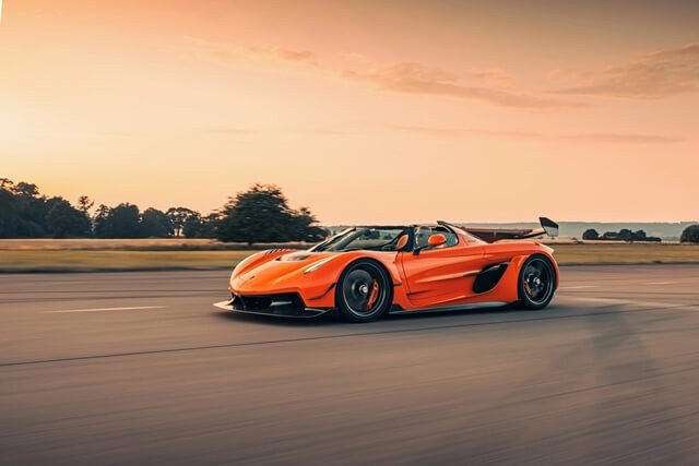 Koenigsegg-Jesko-van-hanh