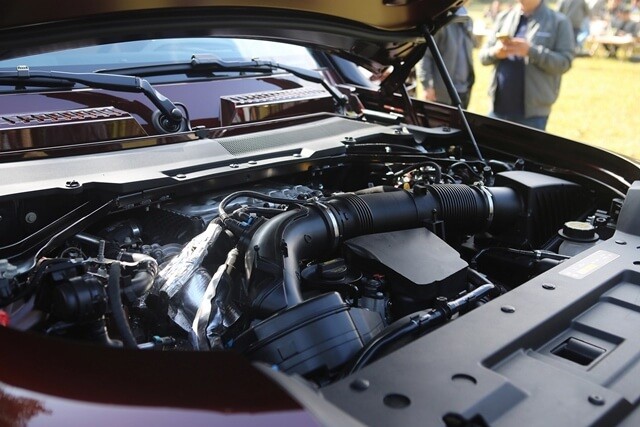 Land-Rover-Defender-130-dong-co