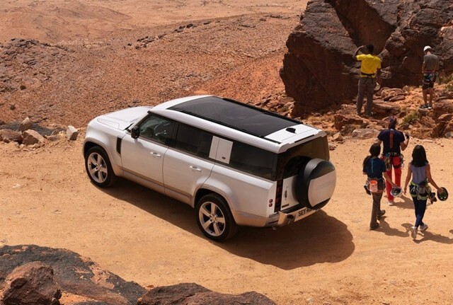 Land-Rover-Defender-130-ra-mat