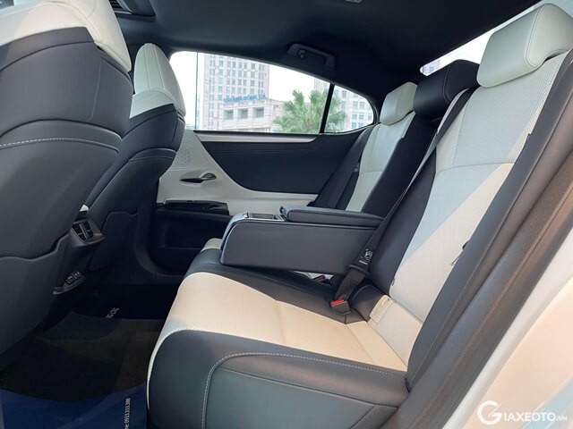 Lexus-ES250-F-Sport-be-ty-tay-hang-ghe-thu-hai