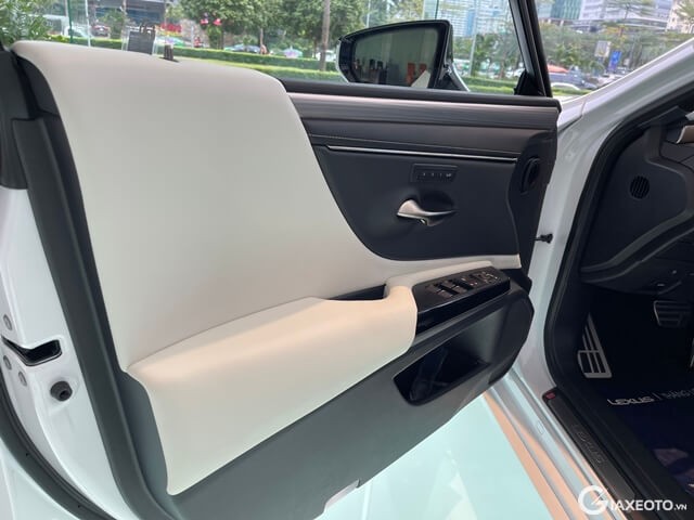 Lexus-ES250-F-Sport-cua-ghe-lai