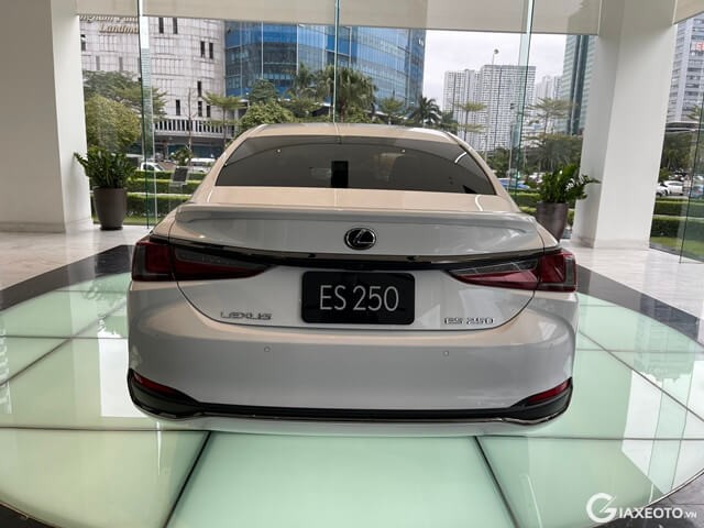 Lexus-ES250-F-Sport-duoi-xe