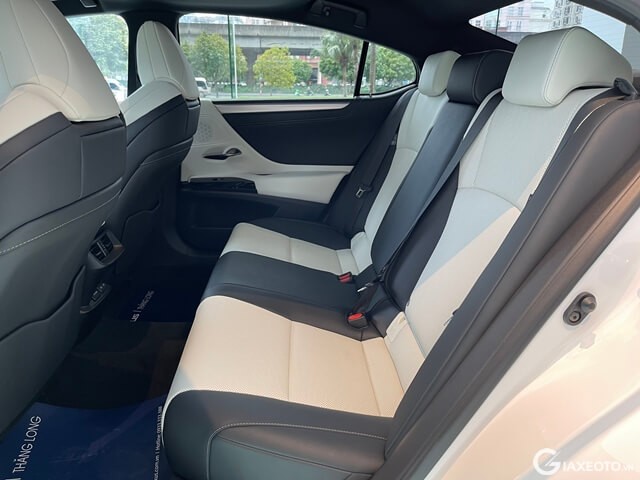 Lexus-ES250-F-Sport-ghe-ngoi-khoang-hanh-khach