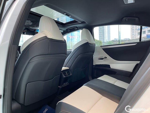 Lexus-ES250-F-Sport-khong-gian-khoang-hanh-khach