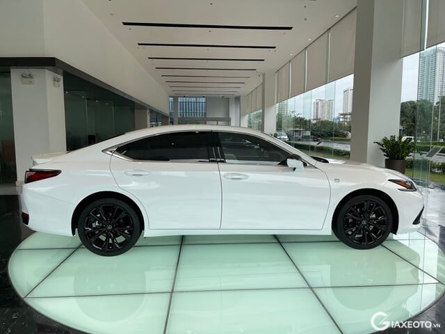 Lexus-ES250-F-Sport-than-xe