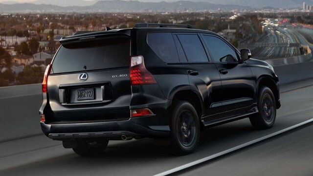 Lexus-GX460-2022-hong-va-duoi-xe