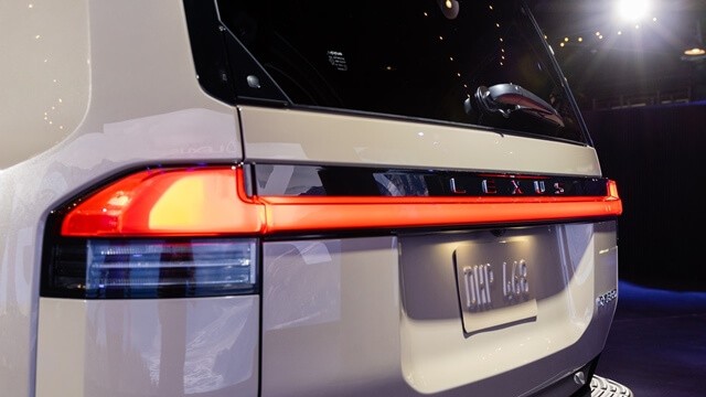 Lexus-GX550-den-hau