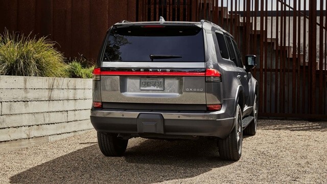 Lexus-GX550-duoi-xe