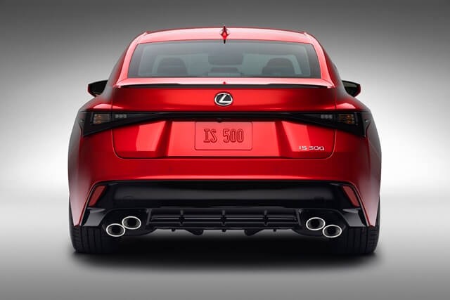 Lexus-IS-500-F-Sport-Performan-duoi-xe