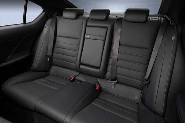 Lexus-IS-500-F-Sport-Performan-khoang-hanh-khach